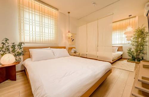 Jongno-dong Apartment | Jongno, Naksan Park, Gwanghwamun, Hyehwa, Bukchon Hanok Village, Samcheong Cafe Street