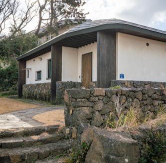 Pyeongdae-ri Villa | Joohane Jejudo House