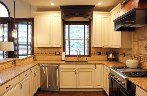 Overland Park House | KC Pool Getaway! 5-bedroom house: private outdoor space with kitchen & patio!