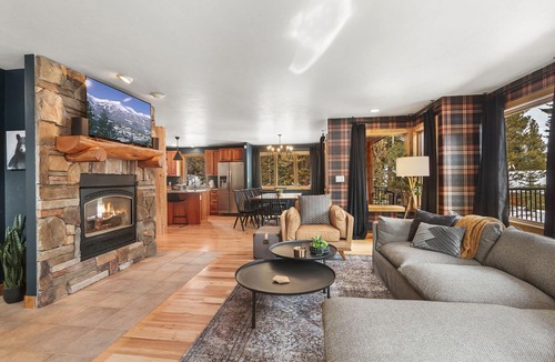 Breckenridge House | Kindred ✨ Luxury Mountain Chalet Hot Tub ♨️ Pet Friendly 🐾 Newly Reimagined