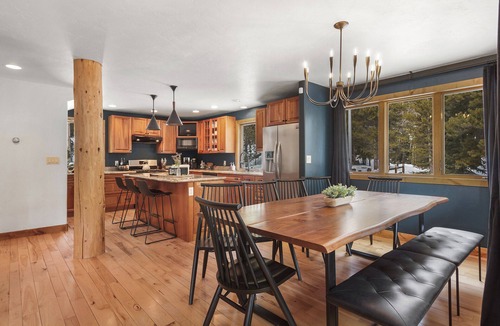 Breckenridge House | Kindred ✨ Luxury Mountain Chalet Hot Tub ♨️ Pet Friendly 🐾 Newly Reimagined