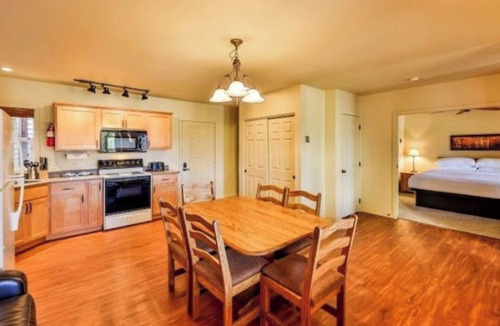 Silvercreek Apartment | King bed, pvt hot tub, free wi-fi, 71