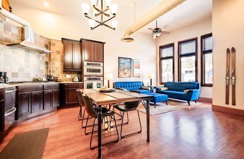 Estes Park Apartment | King beds * Downtown Luxury Loft * Walk everywhere