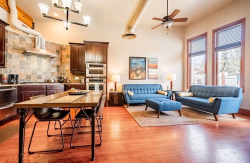 Estes Park Apartment | King beds * Downtown Luxury Loft * Walk everywhere