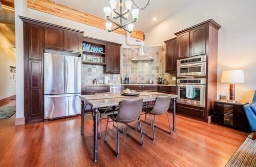 Estes Park Apartment | King beds * Downtown Luxury Loft * Walk everywhere