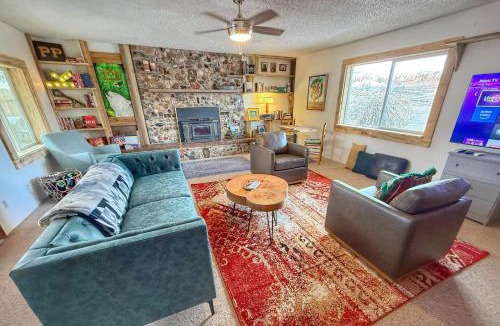 Bluff Hotel | King Five Mokee Motel Pets OK Shared Kitchen