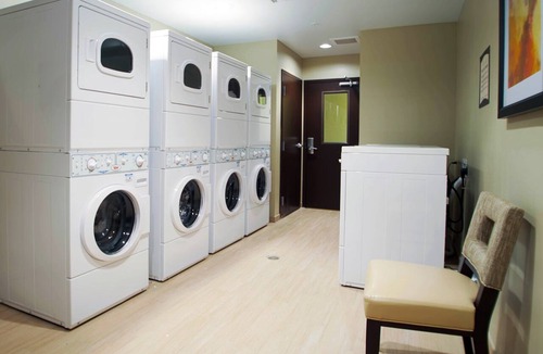 Northfield Apartment | King Suite. Free Breakfast Buffet. Pool & Gym Access. Amazing Location!