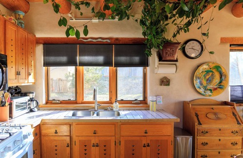 Arroyo Seco House | Kitty's Casita ~ Private romantic escape for 2 & pet! Your best Holiday spot!
