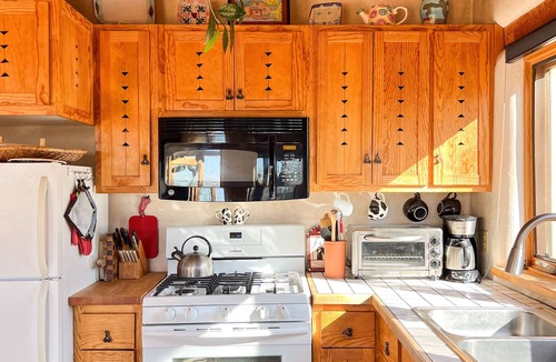 Arroyo Seco House | Kitty's Casita ~ Private romantic escape for 2 & pet! Your best Holiday spot!