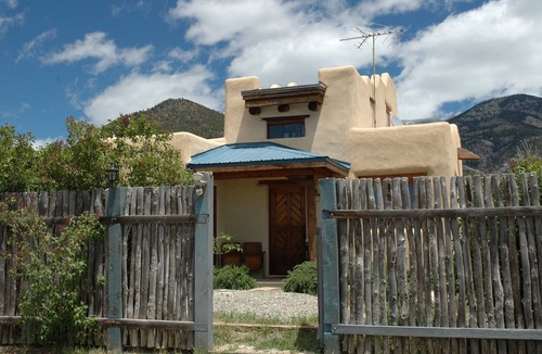 Arroyo Seco House | Kitty's Casita ~ Private romantic escape for 2 & pet! Your best Holiday spot!
