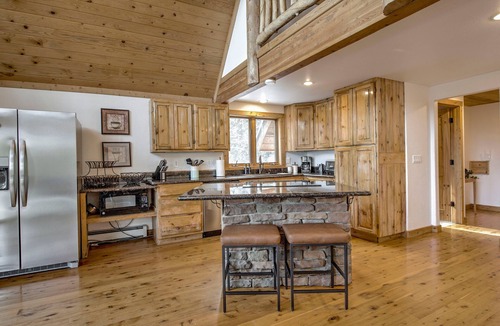 Valley of the Sun House | Krowne Cabin: A Secluded Mountain House