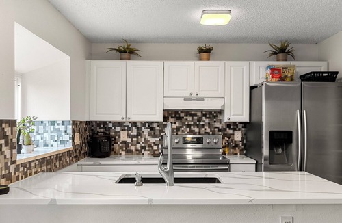 Prides Crossing House | LAKE VIEW 3-Bedroom/3-Bathroom Cozy townhome in Aurora, Family & Pet Friendly!