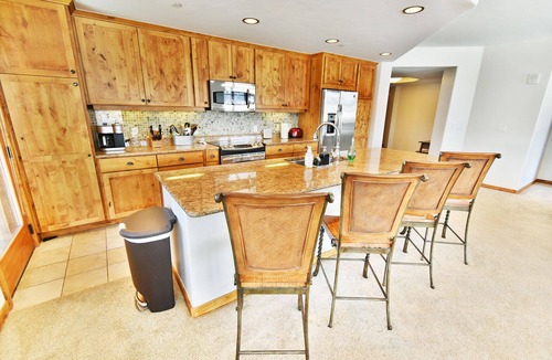Frisco Condo | Lake View! 3 Kings. Elevator, Hot Tubs. On Lake Rec Path. Walk to Dining