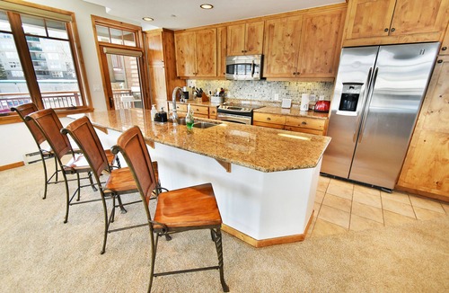Frisco Condo | Lake View! 3 Kings. Elevator, Hot Tubs. On Lake Rec Path. Walk to Dining