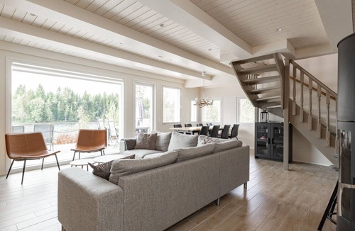 Uurainen Villa | Lakefront Holiday Villa - Traditional Finnish sauna & outdoor jacuzzi