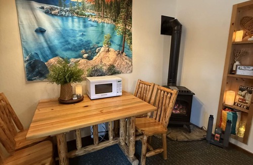 Tahoe Vista Condo | Lakeside Condo Fireplace 3 Beds Near Northstar