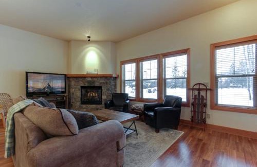 Dover Bay Apartment | Lakeside Haven