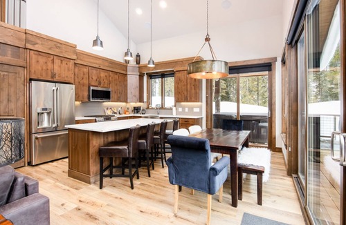 Blue River House | Lakeview Lodge: 2BR+ Loft, Private Hot Tub, VIEWS, 8 minutes to Downtown Breck