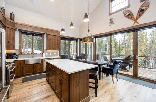 Blue River House | Lakeview Lodge: 2BR+ Loft, Private Hot Tub, VIEWS, 8 minutes to Downtown Breck