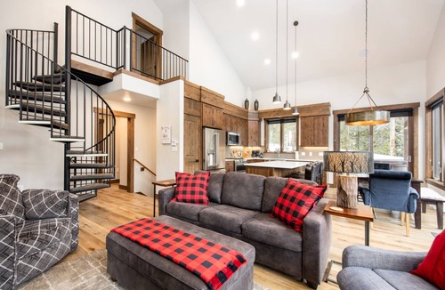 Blue River House | Lakeview Lodge: 2BR+ Loft, Private Hot Tub, VIEWS, 8 minutes to Downtown Breck