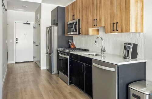 Englewood Apartment | Landing | Amazing Studio, Gym, Rooftop Lounge