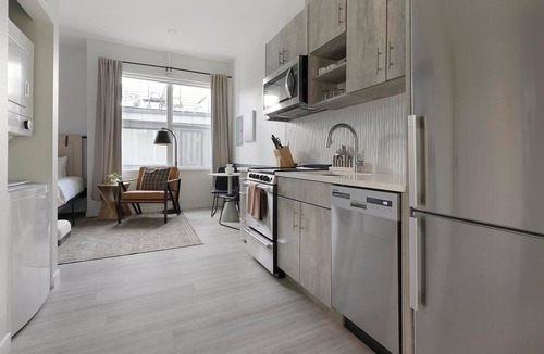 Highland Apartment | Landing | Chic Studio, Rooftop Lounge