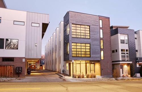Highland Apartment | Landing | Chic Studio, Rooftop Lounge
