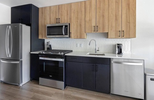 Englewood Apartment | Landing | Stylish Studio, Gym, Rooftop Lounge