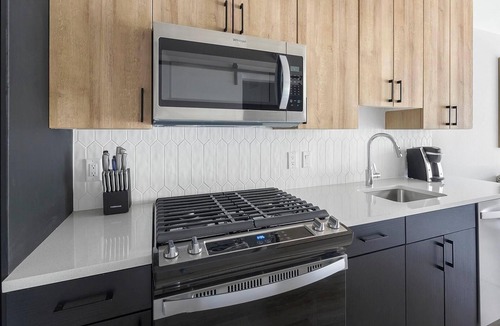 Englewood Apartment | Landing | Stylish Studio, Gym, Rooftop Lounge