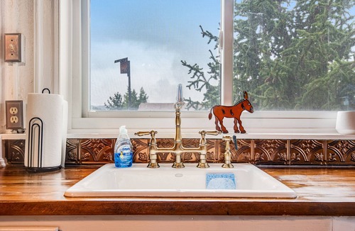 Cripple Creek House | Landmark home built in 1895 with porches, office & western-themed decor