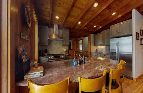 Green Mountain Falls Cabin | Large cabin with jetted tub, close to the gazebo, town plaza & hiking trails