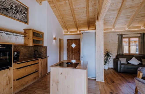 Hartkirchen Apartment | Large chalet with whirlpool
