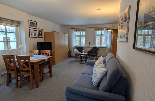 Fedderswarf Apartment | Large courtyard with lawn, garden shed and terrace, WLAN