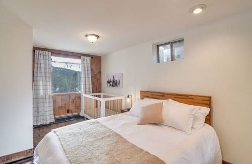 Evergreen West Central House | Large Family Retreat in Evergreen: Hot Tub & Deck!