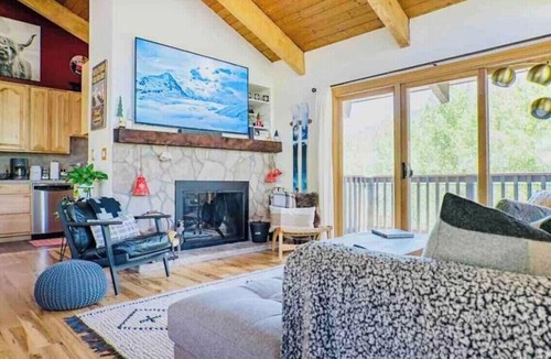 Vail Ski Chalet | "Le Chalet Après" - Stylish Alpen Townhome - Walk to Express Bus