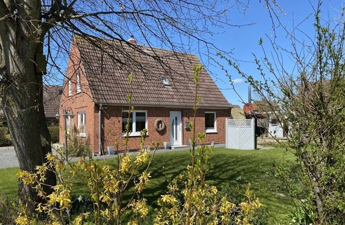 Wesselburen House | Leni - 2 Duschbäder, Wintergarten mit Kamin, Terrasse, Grill, 2 Stellplätze