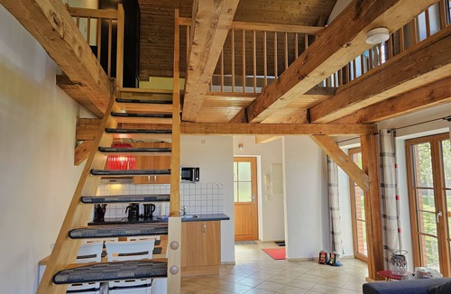 Meschendorf Apartment | Lichrdurchflutete 2-raum-wohnung auf 2 Ebenen mit Meerblick