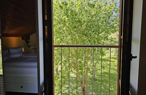 Meschendorf Apartment | Lichrdurchflutete 2-raum-wohnung auf 2 Ebenen mit Meerblick