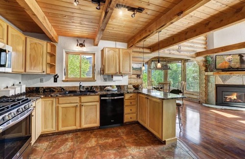 Three Peaks House | Lincoln Lodge - Hot Tub, Fireplace, Views