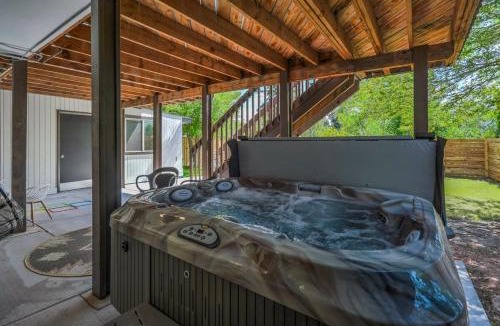 Central Colorado Springs House | Lion Lodge - Prime Spot Game Room Hot Tub Fire Pit