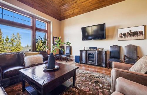 Woodmoor House | Lofty Fox Villa, Magnificent Views, Hot Tub
