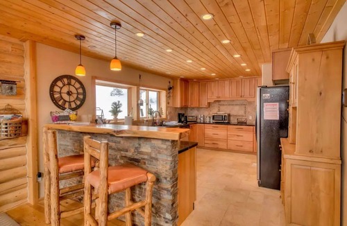 Valley of the Sun Cabin | Log Cabin Retreat w/Hot Tub & Mountain Views - Close to Breckenridge