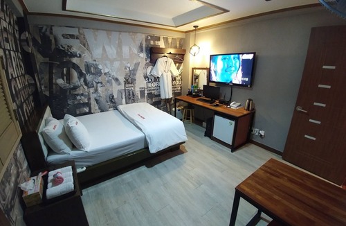 Hyomok Hotel | LOL Motel