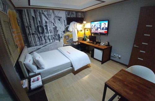 Hyomok Hotel | LOL Motel