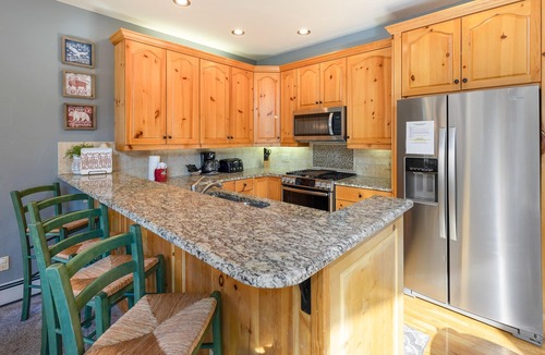Mountain House House | Lovely 3 Story Townhome/Walk to the Slopes/Private Hot Tub!