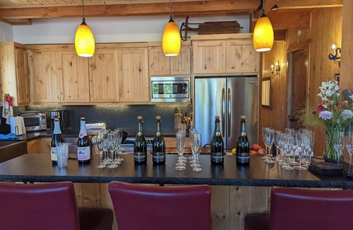 Tahoe Island Cabin | Lovely 4-bedroom cabin in South Lake Tahoe perfect for your getaway