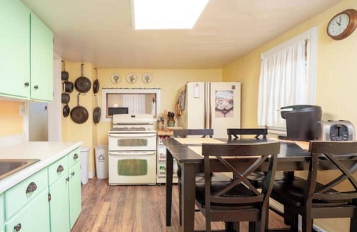 Barnum House | Lucia's quaint cottage near downtown - Woof!