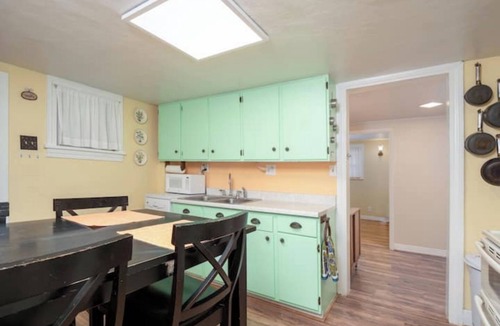 Barnum House | Lucia's quaint cottage near downtown - Woof!