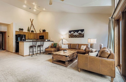 Peak 9 Ski Chalet | LUX 3/3 CHALET! 4 MIN WALK TO QUICKSILVER LIFT & MAIN ST! "PRIVATE HOT TUB"