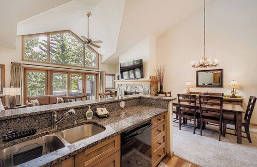 Peak 9 Ski Chalet | LUX 3/3 CHALET! 4 MIN WALK TO QUICKSILVER LIFT & MAIN ST! "PRIVATE HOT TUB"